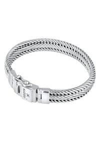 Silver vriden trådarmband med ett polerat lås, vilket har en texturerad design och släta accenter. Mått cirka 6 mm i bredd.