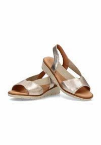Sandalias slingback en tono oro rosa metálico, con punta abierta, plantilla suave, correa elástica y suela texturizada para mayor agarre.