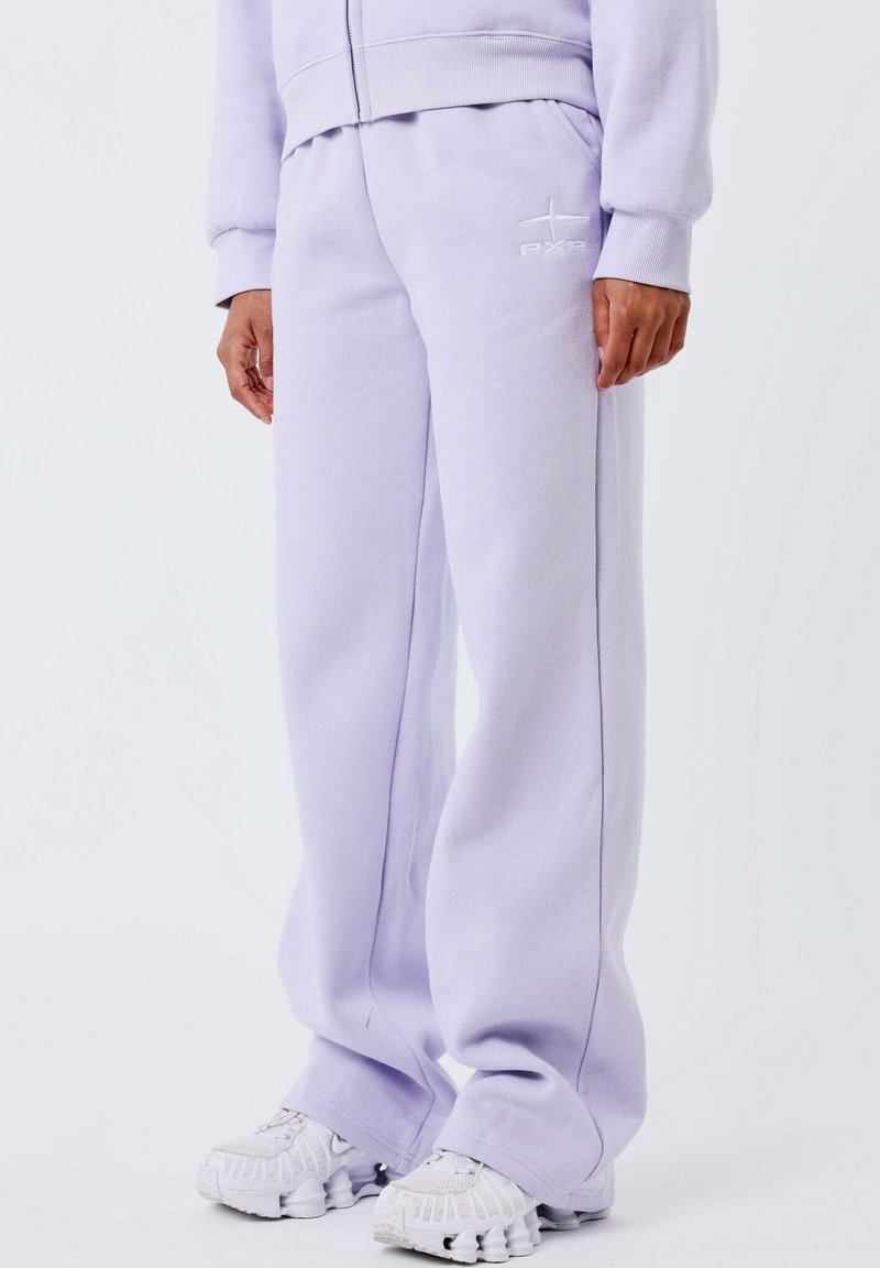 Lila sweatpants van zachte fleece, met een relaxte pasvorm, zijzakken en een witte geborduurde logo op de linkerheup.