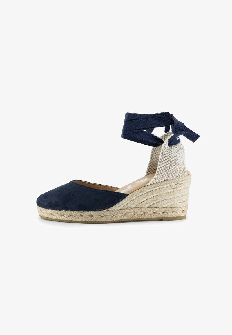 Navy Suede Espadrille-Wedges mit gewobenem Absatz, Knöchelriemen zum Binden und glatter Sohle. Lässiges Design mit natürlichen Jute-Akzenten.
