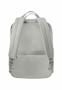 Sac à dos gris avec des bretelles rembourrées, design minimaliste et une poignée supérieure. Comprend une poche zippée en bas pour un rangement supplémentaire.