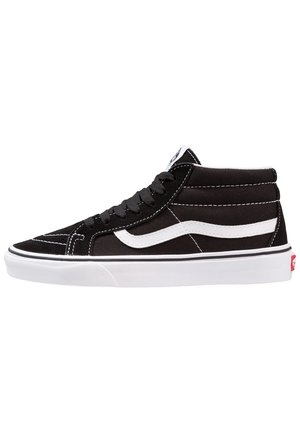Czarne trampki typu high-top z białym paskiem po boku, białą gumową podeszwą, czarnymi sznurowadłami i widocznym szwem na białym tle.