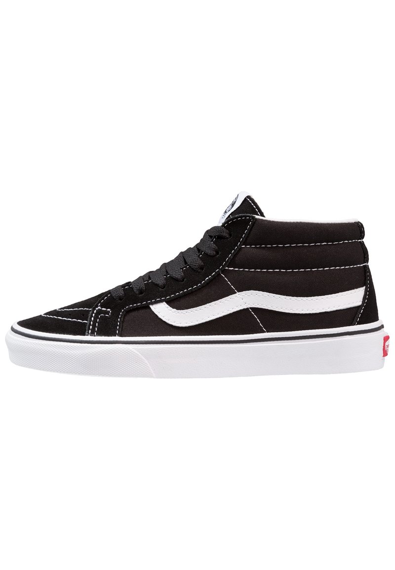 Czarne trampki typu high-top z białym paskiem po boku, białą gumową podeszwą, czarnymi sznurowadłami i widocznym szwem na białym tle.