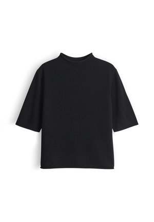 Zwart topje met korte mouwen en een colletje, gemaakt van zachte stof, met een ontspannen pasvorm en een gladde textuur, zonder zichtbare patronen of accenten.