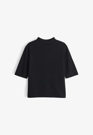 Zwart topje met korte mouwen en een colletje, gemaakt van zachte stof, met een ontspannen pasvorm en een gladde textuur, zonder zichtbare patronen of accenten.
