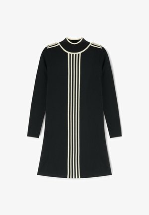 Abito in maglia nera con maniche lunghe, scollatura alta e strisce verticali bianche. Presenta elementi decorativi su spalle.