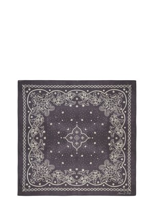 Donkergrijze vierkante sjaal met een ingewikkeld wit bloemenpaisuipatroon en kleine stippen, met een centraal vierbladig motief en handtekeningtekst in de hoek.