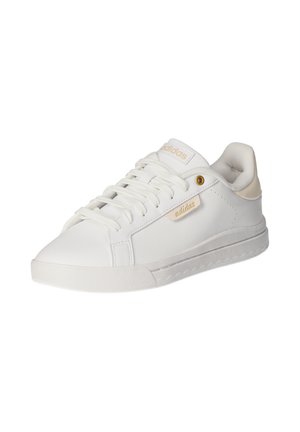 Białe skórzane sneakersy o gładkiej fakturze, z złotymi akcentami i gumową podeszwą. Posiadają sznurowany design oraz minimalistyczne logo.