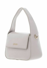 Sac à main en cuir gris clair avec une forme structurée, fermeture à rabat et un accent doré. Equipé d'une seule bandoulière.