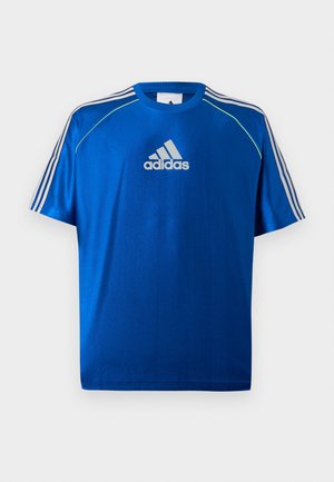 Μπλε αθλητική μπλούζα Adidas με λευκό λογότυπο στο στήθος, λευκές ρίγες στους ώμους και νέον κίτρινο περίγραμμα στις ραφές των ώμων.