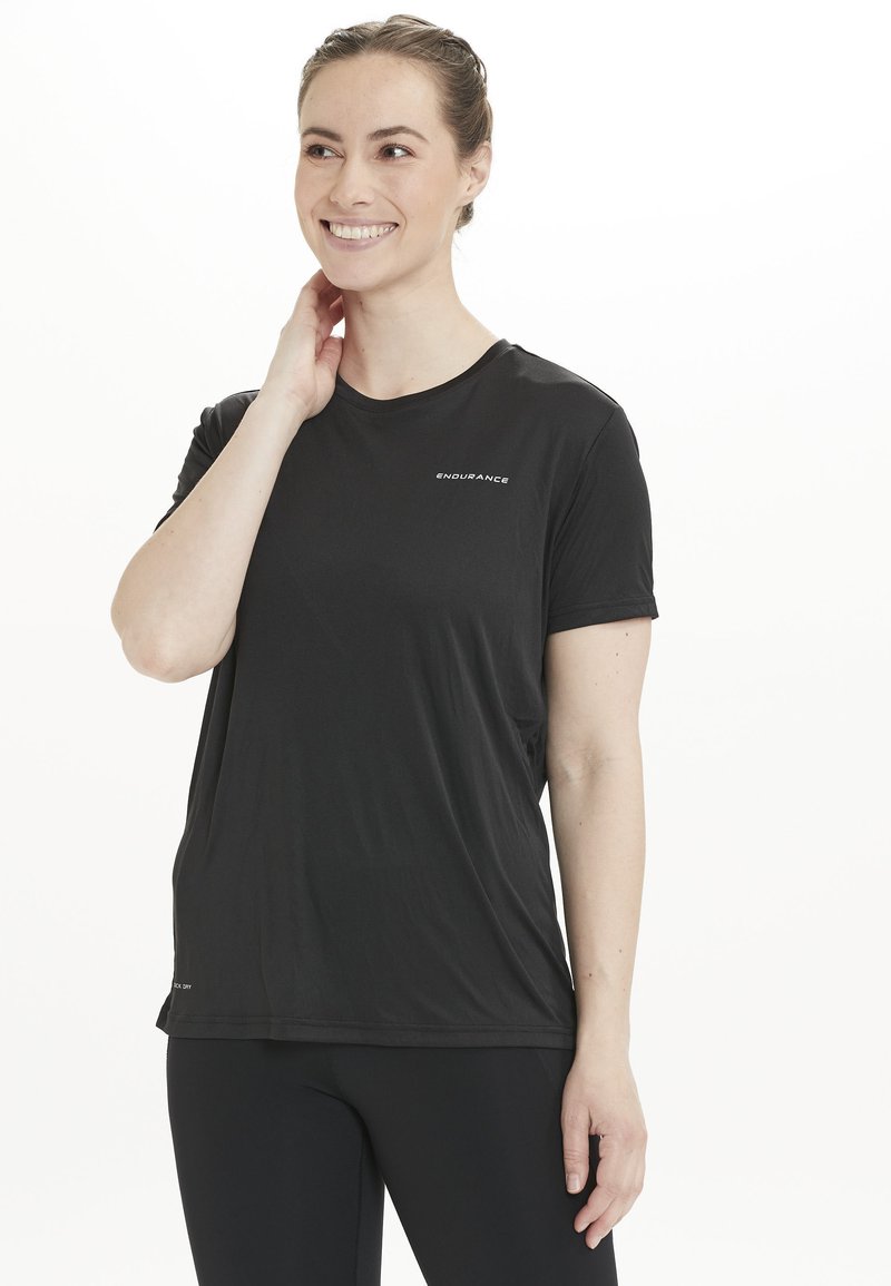 Schwarzes Sportshirt mit kurzen Ärmeln aus leichtem, feuchtigkeitsableitendem Material. Verfügt über einen Rundhalsausschnitt und ein dezentes "ENDURANCE"-Logo auf der Vorderseite.