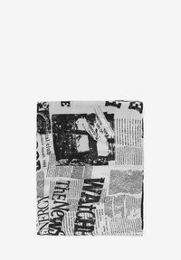 Schwarz-weißer Schal mit einer Collage aus Zeitungsdrucke, die verschiedene Textfragmente und Bilder zeigt, rechteckige Form, leichtes Material.
