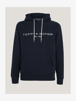 Marineblå hættetrøje lavet af en bomuldsblanding med en frontlomme, snor til hætten og hvid tekst "TOMMY HILFIGER EST. 1985" på brystet.