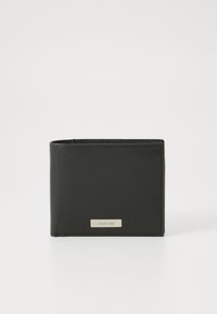 Portefeuille en cuir noir avec une texture lisse, de forme rectangulaire et des bords surpiqués. Présente une plaque de logo argentée sur le devant.