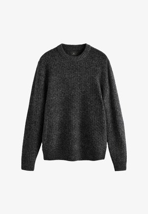 Dunkelgrauer Strickpullover mit rundem Halsausschnitt, langen Ärmeln, strukturiertem Muster und geripptem Saum. Mit einem kleinen Markenetikett auf der Innenseite.