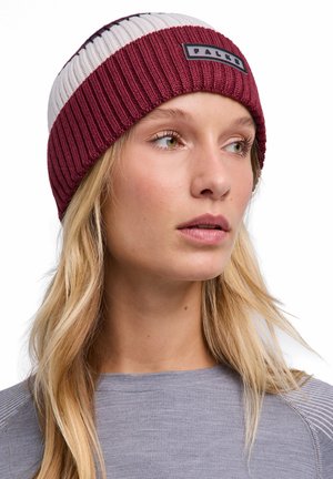 Bonnet tricoté bordeaux et blanc avec texture côtelée, comportant un écusson logo noir ; conception ajustée, adaptée aux temps froids.