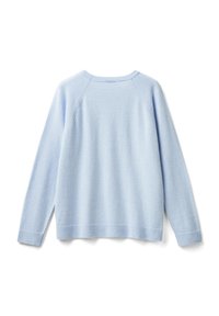 Pull en maille bleu clair avec col rond, manches raglan et bords-côtes aux poignets et à l'ourlet. Texture douce avec des détails minimaux.