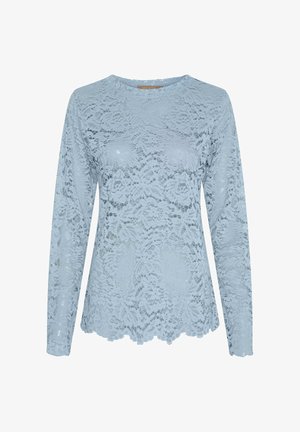 Lyseblå bluse med lange ærmer i blonder, rund halsudskæring, bølget kant og detaljeret blomsterinde mønster over det hele. Halvtransparent stof.