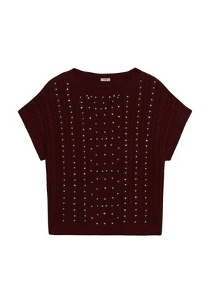 Maglione corto bordeaux a maniche corte con una texture a trecce, decorato con borchie argento decorative disposte in un motivo a diamante sul davanti.