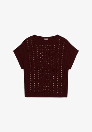 Bordeauxfarbener Kurzarmpullover mit einem Zopfmuster, verziert mit dekorativen silbernen Nieten in einem Rautenmuster auf der Vorderseite.