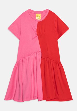 Krótkie rękawy sukienki dla dzieci w odcieniach różu i czerwieni, z detalami zgromadzonych szwów i rozkloszowaną, warstwową spódnicą.