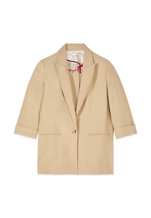 Beige enkeltknappet blazer med hakkede revers, 3/4 opbrettede ærmer, to forreste slidslommer og mønstret tørklæde, der titter frem fra kraven.