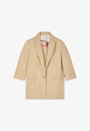 Beige enkeltknappet blazer med hakkede revers, 3/4 opbrettede ærmer, to forreste slidslommer og mønstret tørklæde, der titter frem fra kraven.