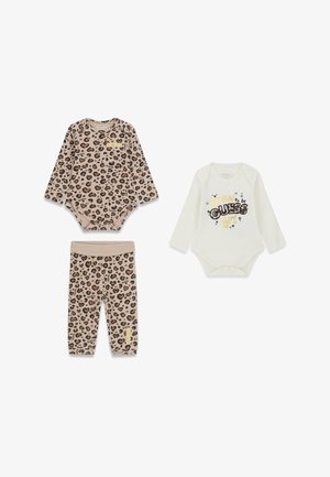 Ensemble bébé trois pièces : body manches longues à imprimé léopard, pantalon assorti, et body crème avec le texte "Born to be Guess", tout en coton.