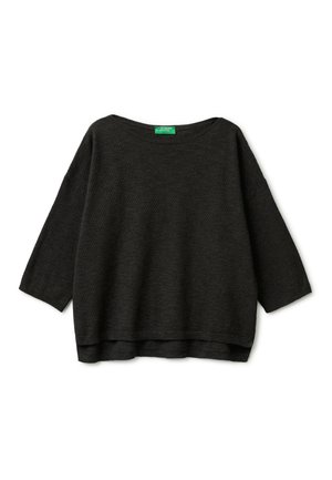 Zwarte gebreide trui met driekwart mouwen, ronde halslijn en iets langere zoom aan de achterkant, plat uitgestald op een witte achtergrond.