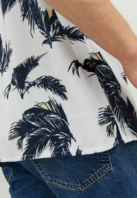 JACK & JONES Jjejeff Tropical AOP Resort - Camicia Uomo A Maniche Corte, Stampa Tropicale All-over, Modello Regolare, Morbida E Leggera - 4