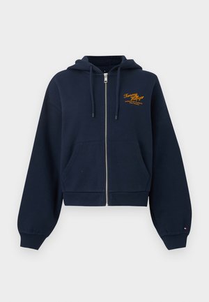 Ζακέτα μπλε ναυτικού χρώματος με φερμουάρ, μπροστινές τσέπες, κουκούλα με κορδόνι, ριμπ μανσέτες και κίτρινο λογότυπο "Tommy Hilfiger American Classic New York City" στο στήθος.