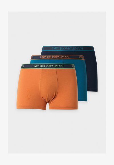 Trois paires de boxers pour hommes Emporio Armani en orange, bleu sarcelle et marine, avec des ceintures de marque assorties.