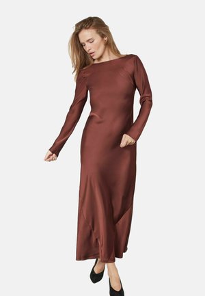 Duga, prilagođena haljina od bogatog smešnog saten materijala, sa dugim rukavima, izrezom u obliku čamca i suptilnim detaljima šavova.