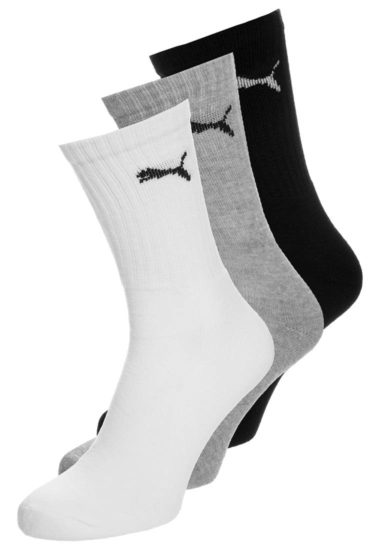 Tres pares de calcetines de longitud tres cuartos en blanco, gris y negro, cada uno con un logotipo de Puma en negro o blanco cerca del puño superior.