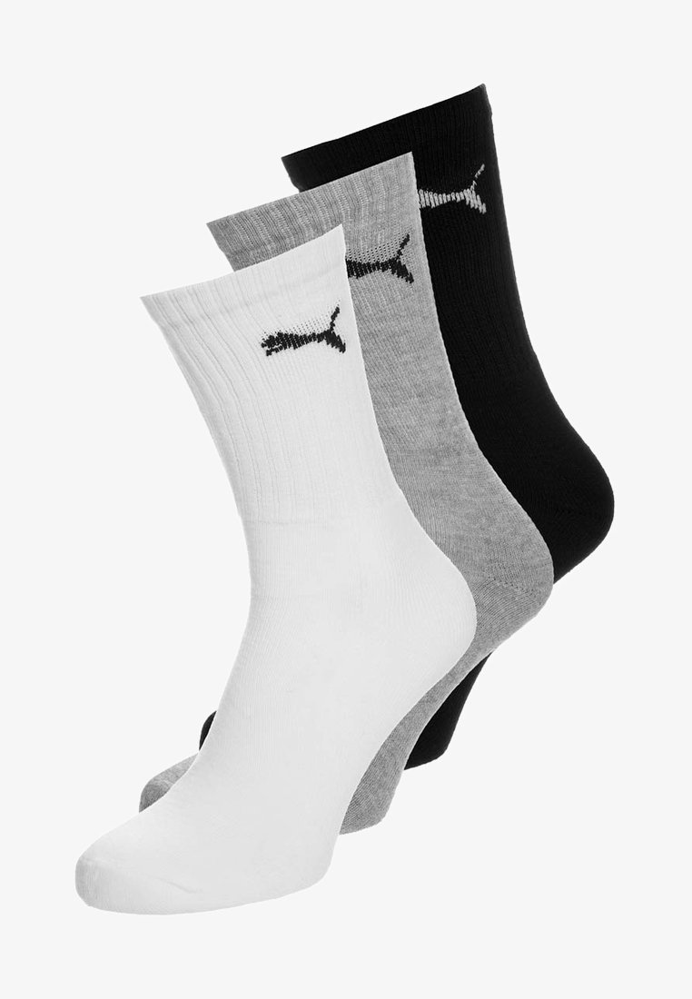 Tres pares de calcetines de longitud tres cuartos en blanco, gris y negro, cada uno con un logotipo de Puma en negro o blanco cerca del puño superior.