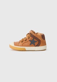 Brązowe skórzane sneakersy typu high-top z zaokrąglonym noskiem, jasnobrązowymi sznurowadłami, szarym akcentem w kształcie gwiazdy oraz beżową gumową podeszwą. Posiadają teksturowaną cholewkę i detale w postaci st stitching.
