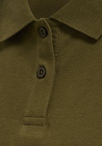 Close-up af olivengrøn tekstureret polotrøje krave med to sorte knapper på knapstolpen.