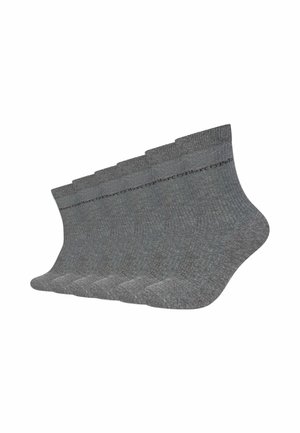 Sei paia di calzini alla caviglia grigi a coste con il marchio "Marc O'Polo" vicino al bordo superiore, disposti in una pila sfalsata.