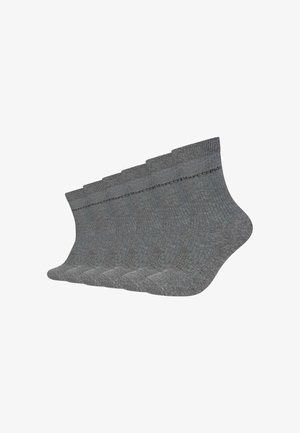 Sześć par prążkowanych szarych skarpetek do kostek z logo "Marc O'Polo" przy górnej krawędzi, ułożonych w przesunięty stos.