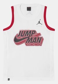 Biały siatkowy bezrękawnik do koszykówki z czerwonymi detalami. Na froncie znajduje się napis "JUMP_MAN" oraz logo Nike w czerni i czerwieni.