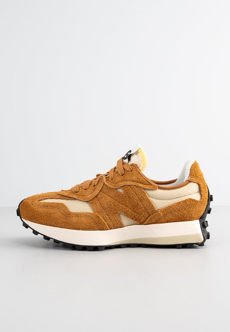 Braune Wildleder-Sneaker mit strukturiertem Obermaterial, Netz-Akzenten und einer dicken weißen Zwischensohle; verfügt über eine schwarze Gummisohle und eine Schnürung.