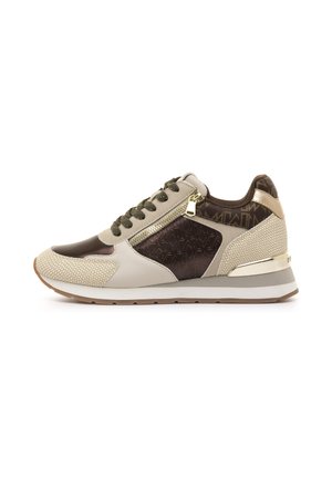 Sneakers mit einer Mischung aus Texturen in Beige und Braun, mit einem goldenen Akzent, Netzpaneelen, einem seitlichen Reißverschluss und grünen Schnürsenkeln.