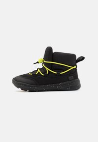 Zapatilla alta negra con parte superior de tela, cordones amarillo neón, cuello acolchado y suela negra moteada. Cuenta con una lengüeta para facilitar el calzado.