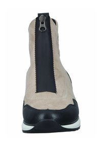 Beige und schwarze Ankle Boots aus Wildleder und Leder, mit einem Reißverschluss und einem geschwungenen Nahtdesign, versehen mit einer weißen Gummisohle.