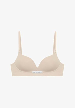 Beige onderwire beha met gladde stof, diepe halslijn, verstelbare bandjes en een logo-label aan de voorkant in het midden.