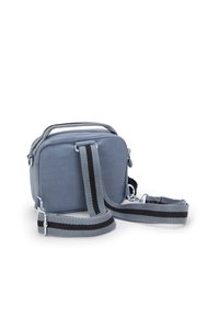 Piccolo borsa blu dalla forma rettangolare, con una superficie liscia, chiusura con zip e tracolla rimovibile a righe grigie e nere.