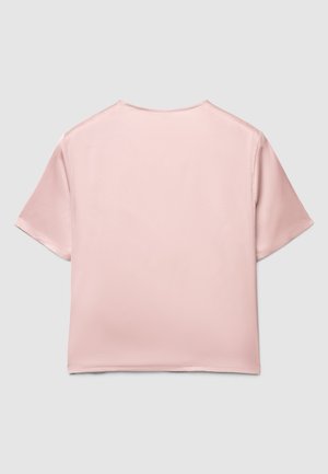 Camicia a maniche corte, colore rosa chiaro, tessuto di raso liscio, scollo tondo, vestibilità boxy, senza motivi o dettagli visibili.