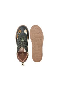 Sneaker aus einer Mischung von schwarzem, braunem und grünem Kunstleder und Stoff, mit einer strukturierten Sohle, kontrastierenden Schnürsenkeln und einem Zugband.