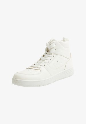 Wysokie trampki, białe z syntetycznego materiału, okrągły nosek, wyściełany kołnierz, płaska gumowa podeszwa, tonowane sznurowadła, perforowane detale na przodzie buta.