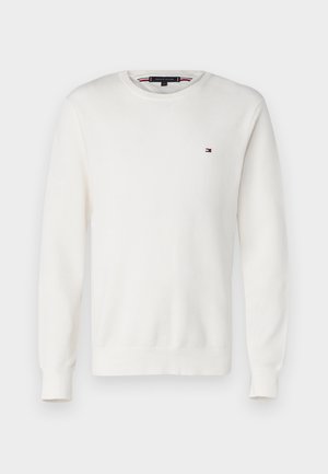 Bílý svetr s kulatým výstřihem a dlouhými rukávy, vyrobený z texturované látky s malým logem na hrudi. Klasický střih a design.